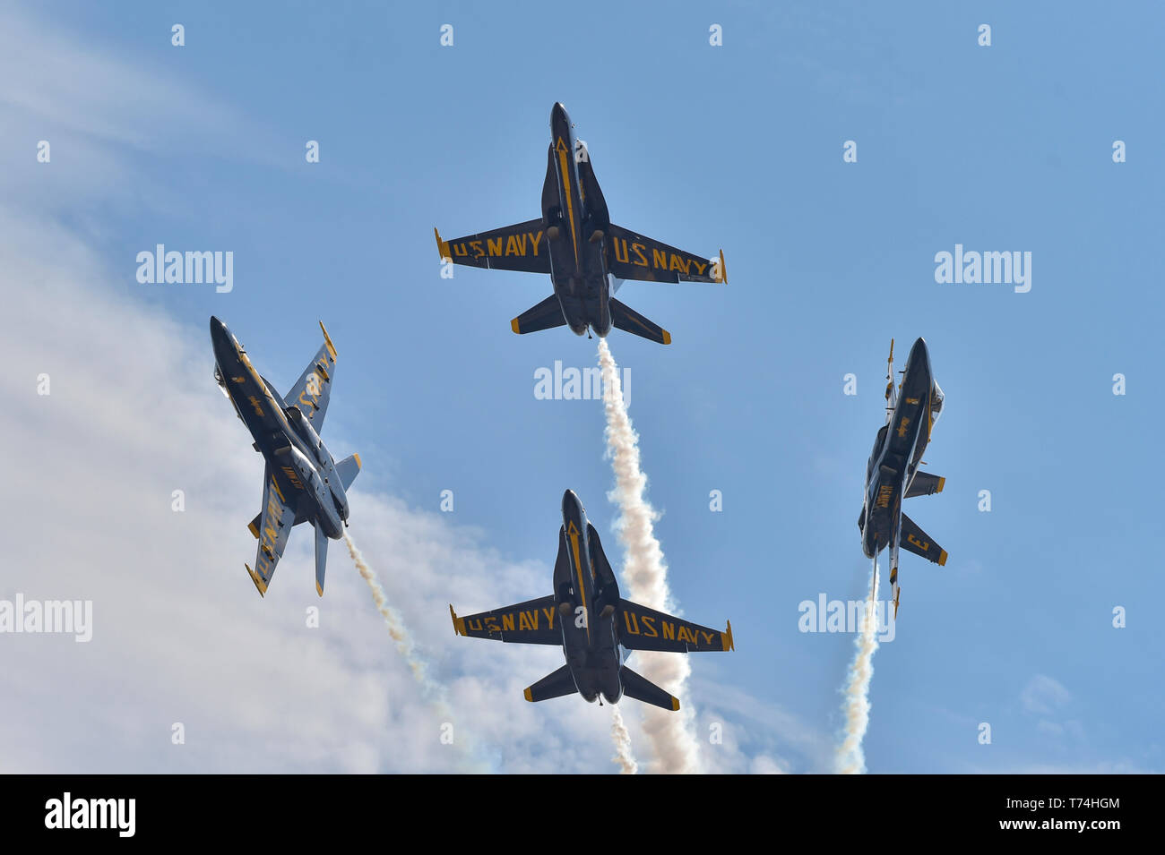 190428-N-OY339-1479 BEAUFORT, L.C. (28 avril 2019) - L'Escadron de démonstration en vol de la Marine américaine, les Blue Angels, Diamond pilotes accomplissent le "cross" Pause pendant la manœuvre 2019 MCAS Beaufort Air Show à bord du Marine Corps Air Station Beaufort. L'équipe est prévue pour effectuer des démonstrations en vol 61 à 32 endroits au pays pour mettre en valeur la fierté et le professionnalisme de la US Navy et du Marine Corps pour le public américain en 2019. (U.S. Photo par marine Spécialiste de la communication de masse 2e classe Christopher Gordon) Banque D'Images