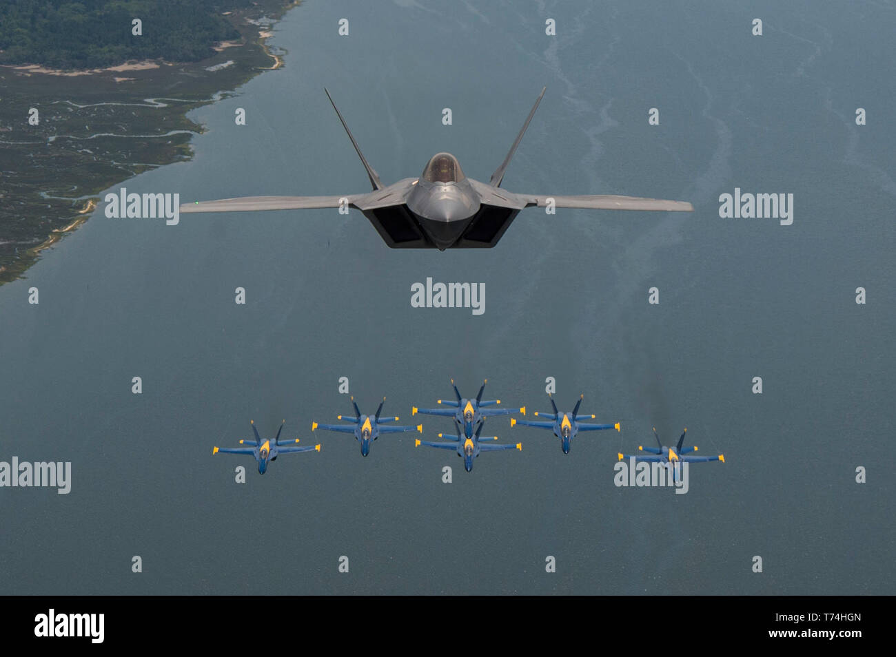 190425-N-OY339-1045 BEAUFORT, L.C. (25 avril 2019) - L'Escadron de démonstration en vol de la Marine américaine, les Blue Angels, voler en formation avec un F-22 Raptor assigné à l'US Air Force le Raptor F-22 de l'équipe de démonstration au cours d'un exercice de la photo au-dessus de Marine Corps Air Station Beaufort. Les Anges bleus sont prévus pour effectuer des démonstrations de vol 61 à 32 endroits au pays pour mettre en valeur la fierté et le professionnalisme de la US Navy et du Marine Corps pour le public américain en 2019. (U.S. Photo par marine Spécialiste de la communication de masse 2e classe Christopher Gordon) Banque D'Images