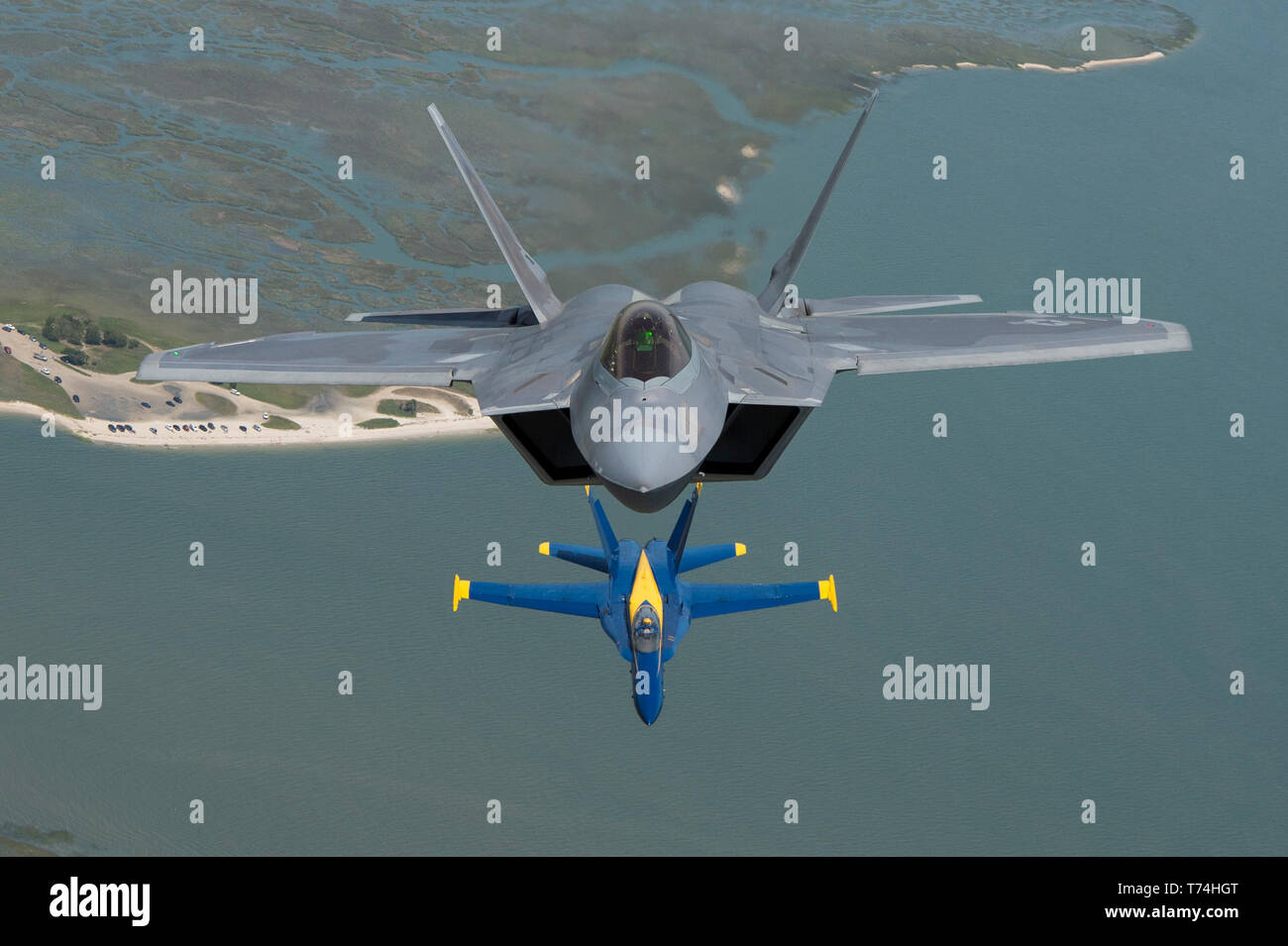 190425-N-OY339-1070 BEAUFORT, L.C. (25 avril 2019) - Le Capitaine Eric Doyle, commandant de l'Escadron de démonstration en vol de la Marine américaine, les Blue Angels, vole en formation avec un F-22 Raptor assigné à l'US Air Force le Raptor F-22 de l'équipe de démonstration au cours d'un exercice de la photo au-dessus de Marine Corps Air Station Beaufort. Les Anges bleus sont prévus pour effectuer des démonstrations de vol 61 à 32 endroits au pays pour mettre en valeur la fierté et le professionnalisme de la US Navy et du Marine Corps pour le public américain en 2019. (U.S. Photo par marine Spécialiste de la communication de masse 2e classe Christo Banque D'Images