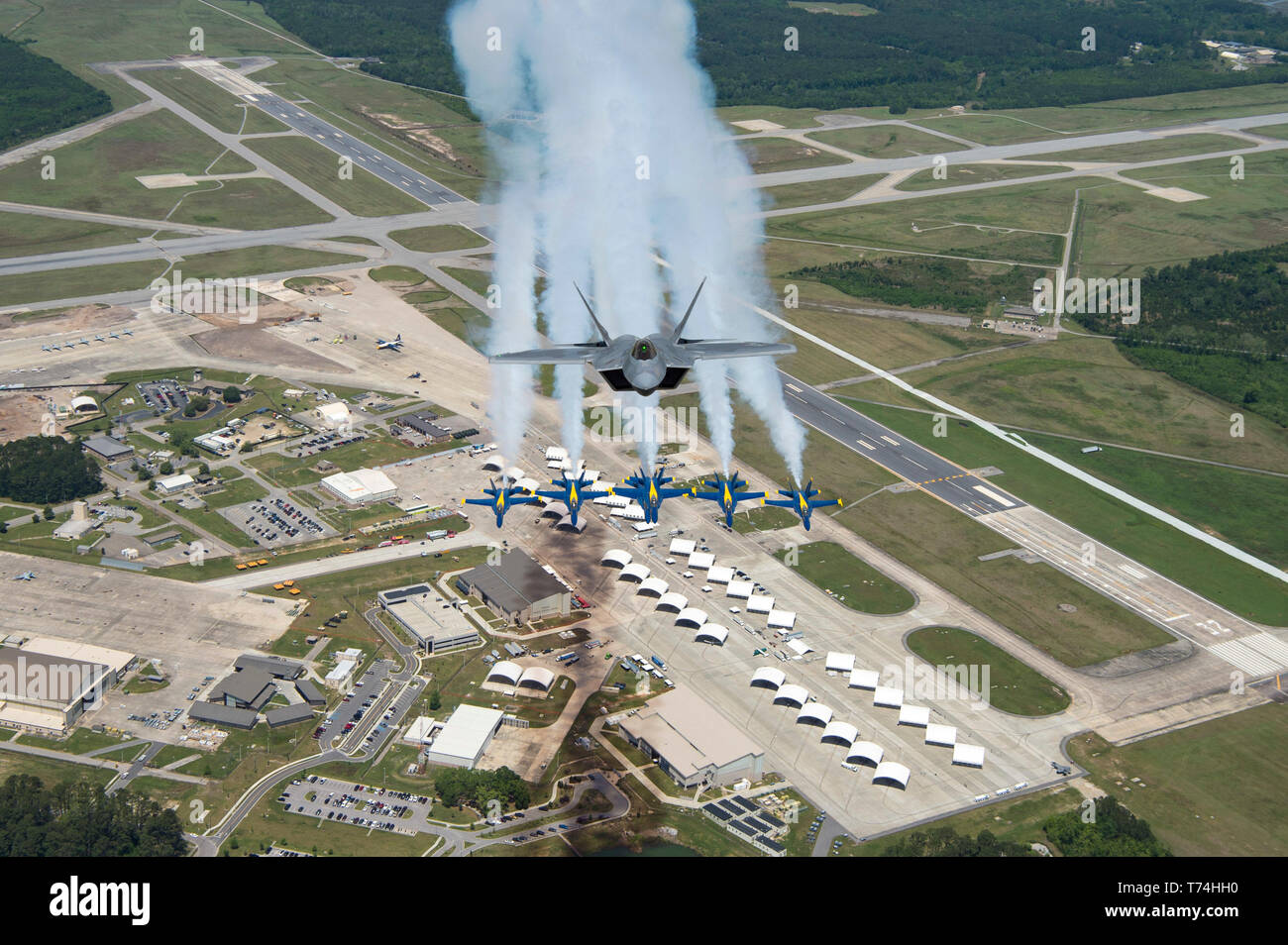 190425-N-OY339-1058 BEAUFORT, L.C. (25 avril 2019) - L'Escadron de démonstration en vol de la Marine américaine, les Blue Angels, voler en formation avec un F-22 Raptor assigné à l'US Air Force le Raptor F-22 de l'équipe de démonstration au cours d'un exercice de la photo au-dessus de Marine Corps Air Station Beaufort. Les Anges bleus sont prévus pour effectuer des démonstrations de vol 61 à 32 endroits au pays pour mettre en valeur la fierté et le professionnalisme de la US Navy et du Marine Corps pour le public américain en 2019. (U.S. Photo par marine Spécialiste de la communication de masse 2e classe Christopher Gordon) Banque D'Images