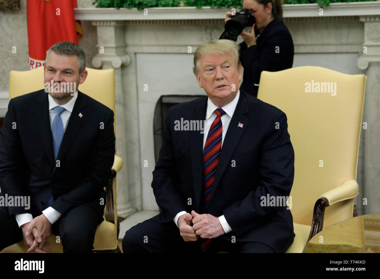 Le président américain, Donald J. Trump rencontre le premier ministre Peter Pellegrini de la République slovaque dans le bureau ovale de la Maison Blanche à Washington, DC, 03 mai 2019. Crédit : Yuri Gripas / Piscine d'utilisation dans le monde entier via CNP | Banque D'Images