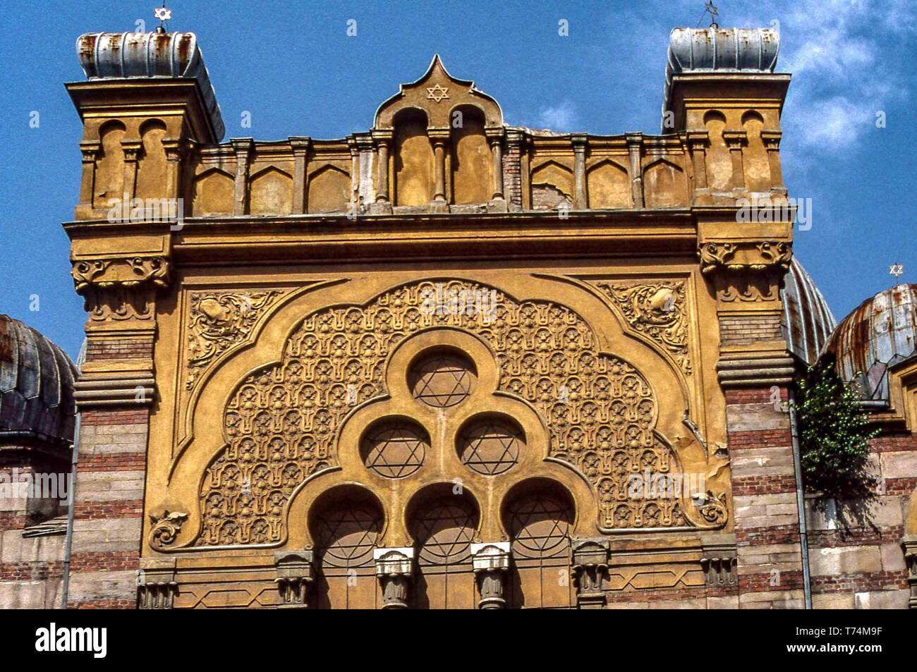 Sofia, Bulgarie. 1er août, 1991. L'architecture de style vénitien de la façade de l'époque byzantine et Grand Synagogue sépharade hispano-mauresque, au cœur de Sofia, capitale de la Bulgarie. Endommagé PENDANT LA SECONDE GUERRE MONDIALE 2, il n'a jamais reçu de restauration sous le régime communiste. Les travaux ont commencé en 1991, avec des dons, de remettre en état la structure historique, une attraction touristique. Credit : Arnold Drapkin/ZUMA/Alamy Fil Live News Banque D'Images