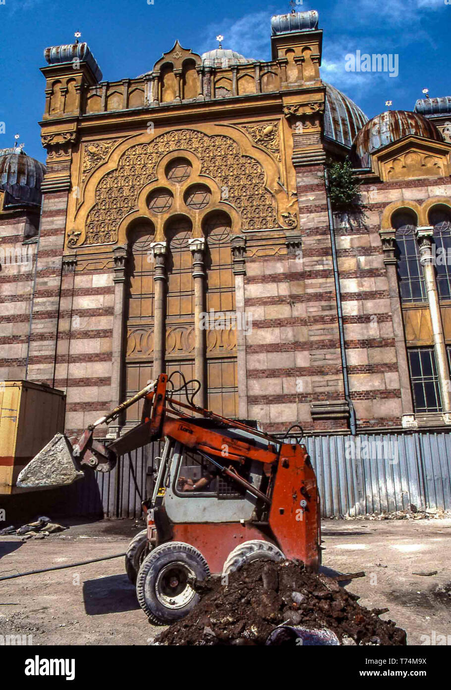 Sofia, Bulgarie. 2 Août, 1991. Un petit bulldozer au travail en face de l'architecture de style vénitien de la façade de l'époque byzantine et Grand Synagogue sépharade hispano-mauresque, au cœur de Sofia, capitale de la Bulgarie. Endommagé PENDANT LA SECONDE GUERRE MONDIALE 2, il n'a jamais reçu de restauration sous le régime communiste. Les travaux ont commencé en 1991, avec des dons, de remettre en état la structure historique, une attraction touristique. Credit : Arnold Drapkin/ZUMA/Alamy Fil Live News Banque D'Images