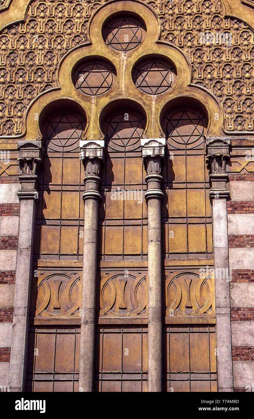 Sofia, Bulgarie. 2 Août, 1991. L'architecture de style vénitien de la façade de l'époque byzantine et Grand Synagogue sépharade hispano-mauresque, au cœur de Sofia, capitale de la Bulgarie. Endommagé PENDANT LA SECONDE GUERRE MONDIALE 2, il n'a jamais reçu de restauration sous le régime communiste. Les travaux ont commencé en 1991, avec des dons, de remettre en état la structure historique, une attraction touristique. Credit : Arnold Drapkin/ZUMA/Alamy Fil Live News Banque D'Images
