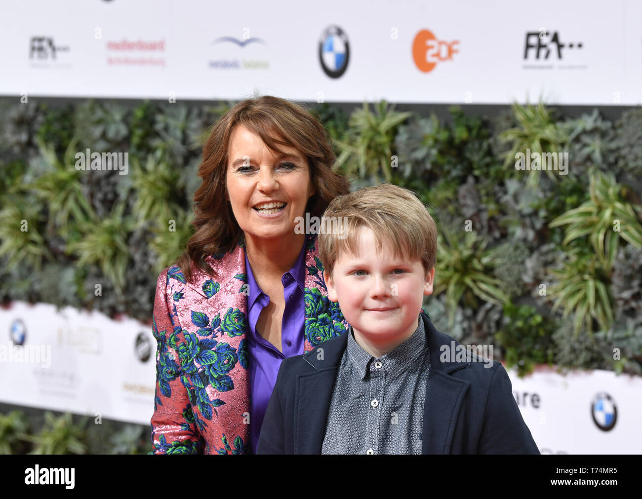 Berlin, Allemagne. 06Th Mai, 2019. Directeur Caroline Link (l) et l'acteur Julius Weckauf assister à la 69e Prix du Film allemand 'Lola'. Credit : Jens Kalaene Zentralbild-/dpa/dpa/Alamy Live News Banque D'Images