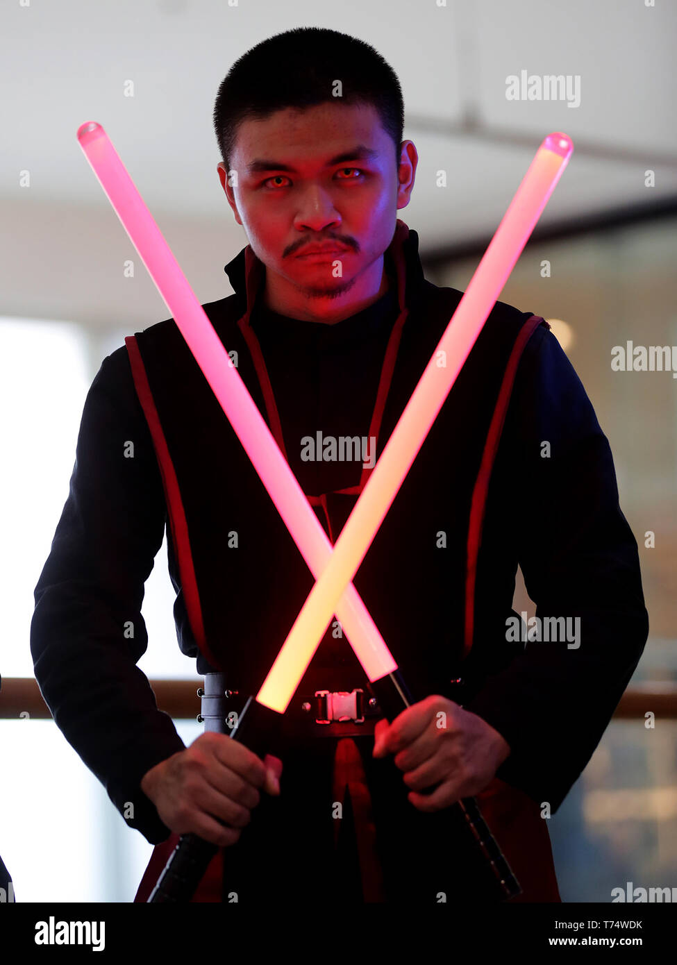 Taguig City, Philippines. 4 mai, 2019. Un fan de Star Wars vêtu comme un personnage du film participe à la Journée de Star Wars dans un centre commercial à Taguig, aux Philippines, le 4 mai 2019. La Guerre des étoiles est célébrée le 4 mai chaque année par les fans de la série de film de science-fiction dans différentes parties du monde. Credit : ROUELLE UMALI/Xinhua/Alamy Live News Banque D'Images
