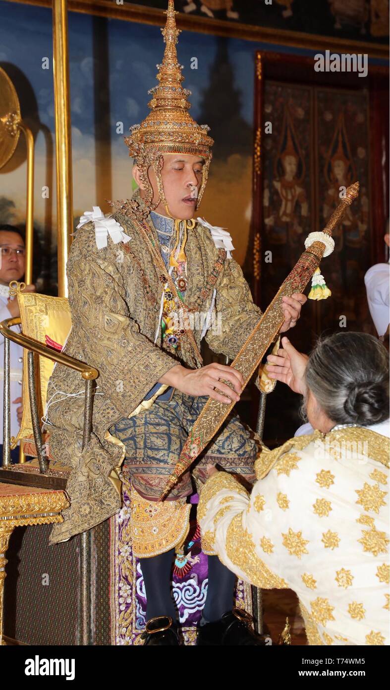 Bangkok, Thaïlande. 4 mai, 2019. Le Roi thaïlandais Maha Vajiralongkorn est offert l'épée de la victoire au Grand Palace, à Bangkok, Thaïlande, le 4 mai 2019. Le Roi thaïlandais Maha Vajiralongkorn a été couronné dans Baisal Daksin Salle du Trône du Grand Palais à Bangkok, devenir le chef légitime du royaume selon la tradition thaïlandaise. Le bureau de crédit : ROYAL HOUSEHOLD/Xinhua/Alamy Live News Banque D'Images