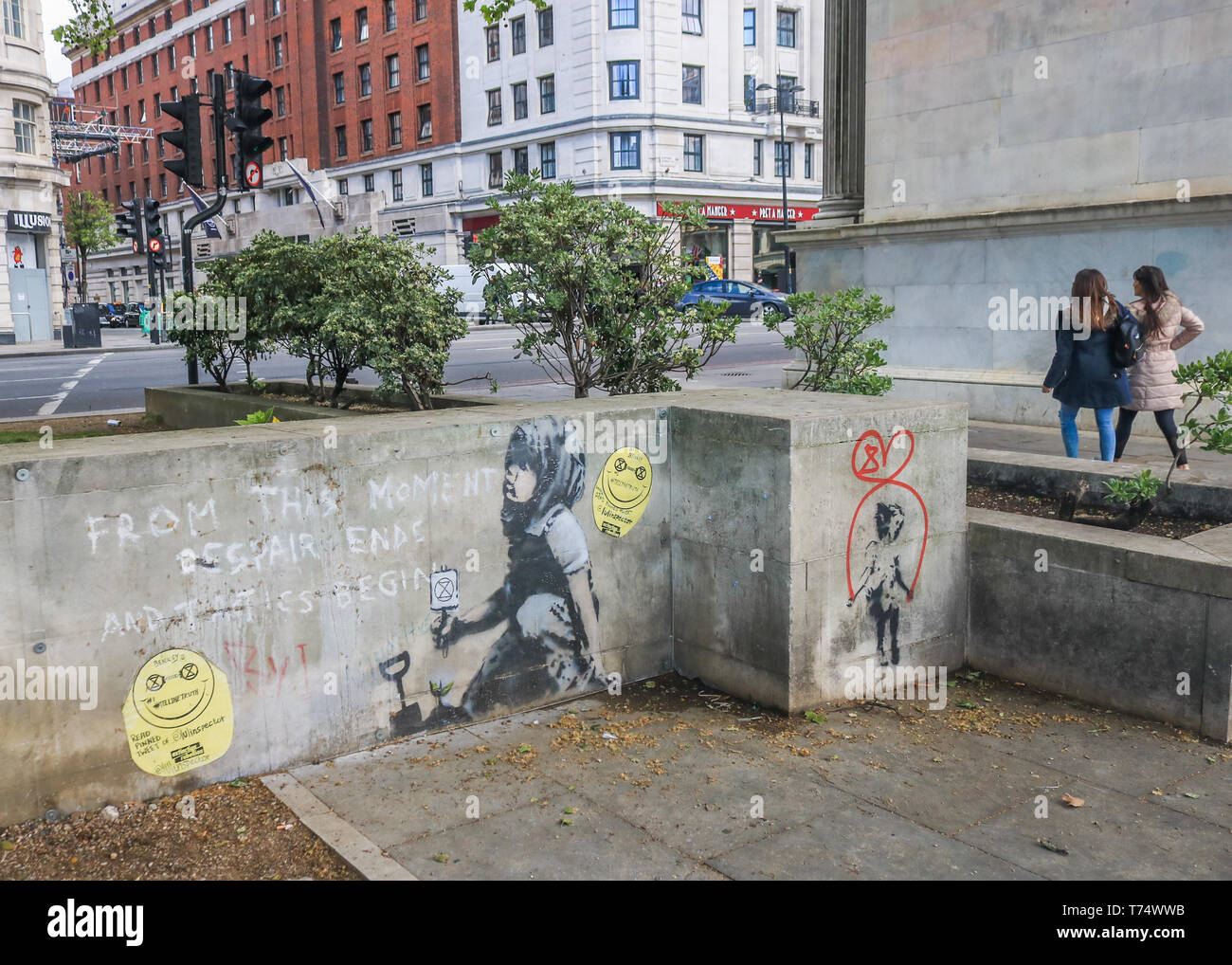 Londres, Royaume-Uni. 4 mai, 2019. Une nouvelle œuvre d'art authentique par Banksy a été couverte en verre plexiglas contre les dommages à l'endroit où le changement climatique rébellion Extinction manifestants ont protesté et ont campé pendant plus d'une semaine à Marble Arch. La murale caractéristiques le slogan "a partir de ce moment, le désespoir se termine et la tactique commencer" à côté d'une jeune fille assise sur le sol tenant une rébellion Extinction Crédit logo : amer ghazzal/Alamy Live News Banque D'Images