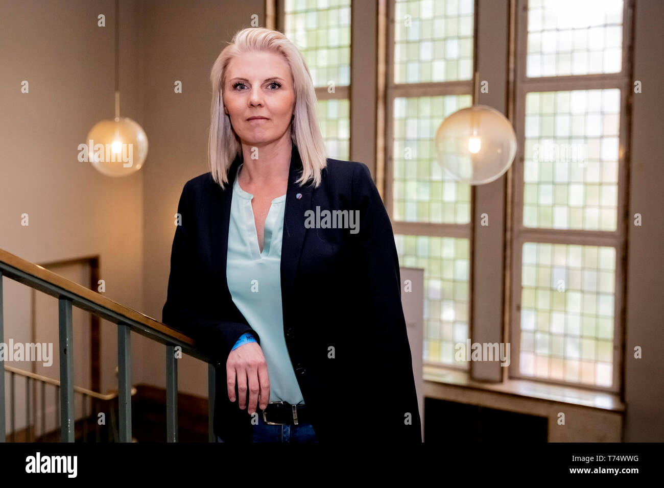 Berlin, Allemagne. 04 mai, 2019. Jessica Bießmann (AfD), membre de la Chambre des Représentants de Berlin, est debout dans un escalier dans le Zehlendorf Mairie pendant le Congrès de Berlin de l'AfD. Credit : Christoph Soeder/dpa/Alamy Live News Banque D'Images