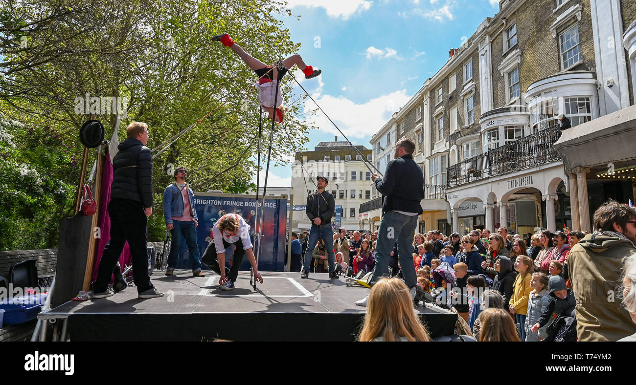Brighton UK 4 mai 2019 - Mettre en place des productions à la foule à la Brighton Festival Fringe 'Streets of Brighton' événement dans le centre-ville le jour de l'ouverture. Crédit : Simon Dack / Alamy Live News Banque D'Images