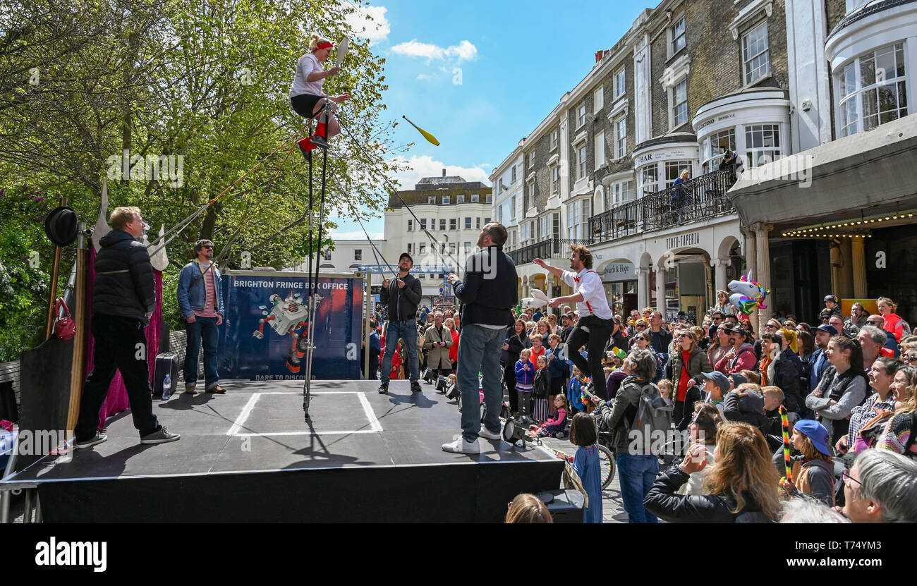 Brighton UK 4 mai 2019 - Mettre en place des productions à la foule à la Brighton Festival Fringe 'Streets of Brighton' événement dans le centre-ville le jour de l'ouverture. Crédit : Simon Dack / Alamy Live News Banque D'Images
