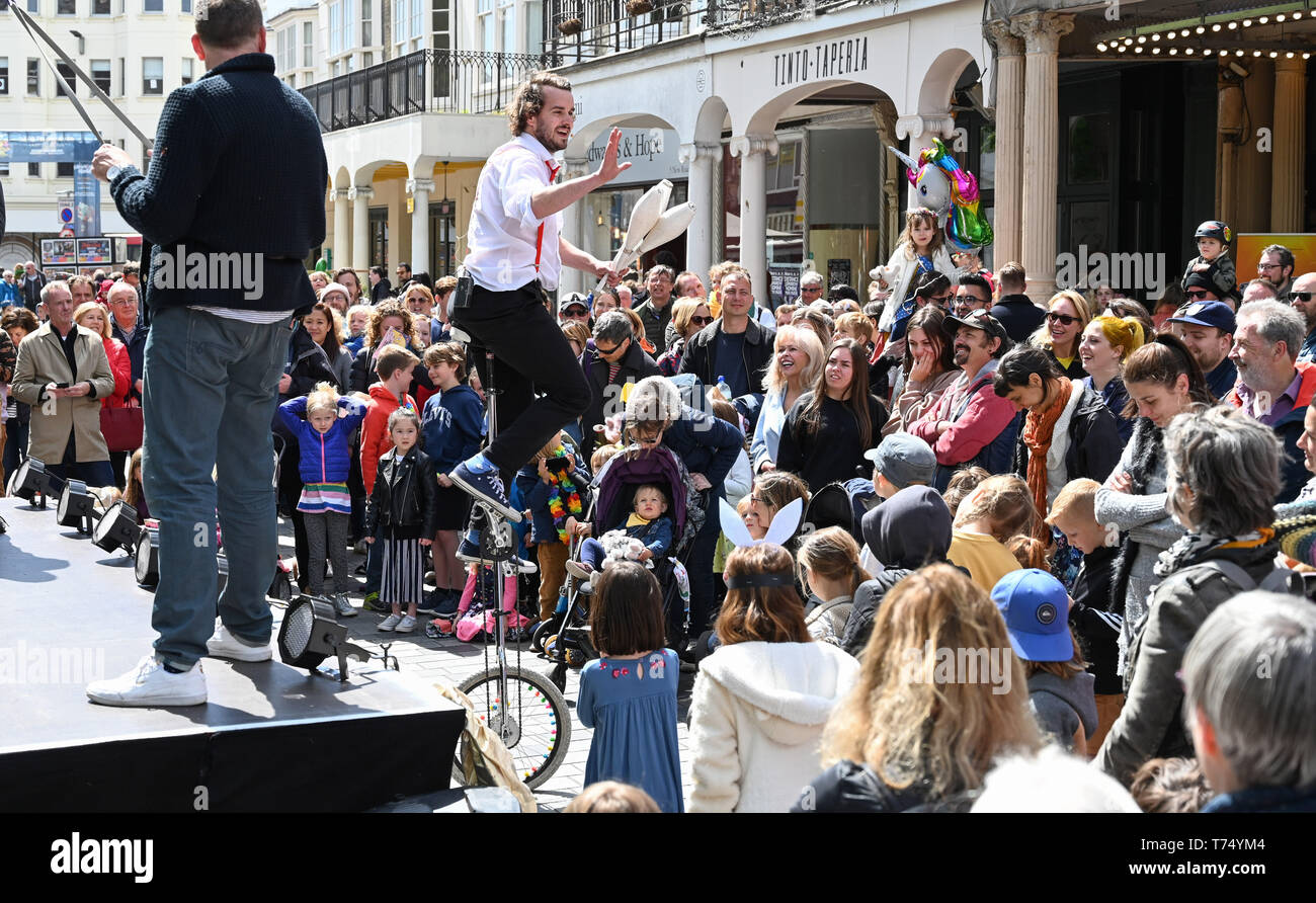 Brighton UK 4 mai 2019 - Mettre en place des productions à la foule à la Brighton Festival Fringe 'Streets of Brighton' événement dans le centre-ville le jour de l'ouverture. Crédit : Simon Dack / Alamy Live News Banque D'Images