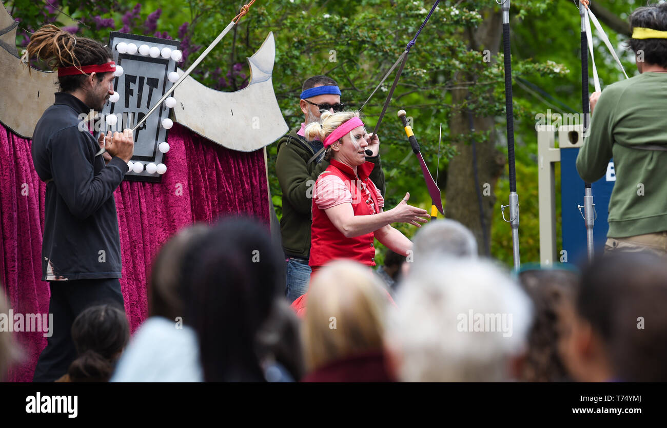 Brighton UK 4 mai 2019 - Mettre en place des productions à la foule à la Brighton Festival Fringe 'Streets of Brighton' événement dans le centre-ville le jour de l'ouverture. Crédit : Simon Dack / Alamy Live News Banque D'Images