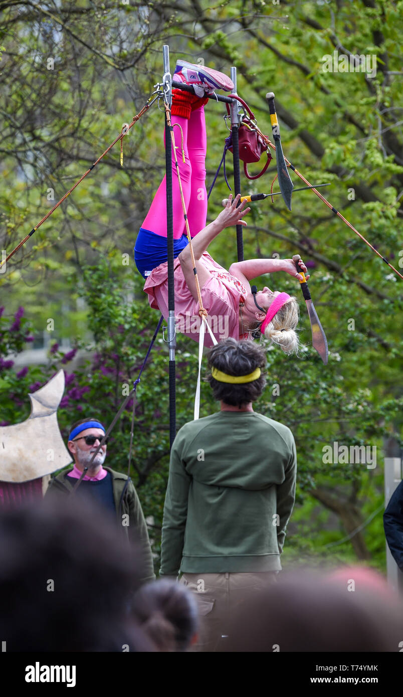 Brighton UK 4 mai 2019 - Mettre en place des productions à la foule à la Brighton Festival Fringe 'Streets of Brighton' événement dans le centre-ville le jour de l'ouverture. Crédit : Simon Dack / Alamy Live News Banque D'Images