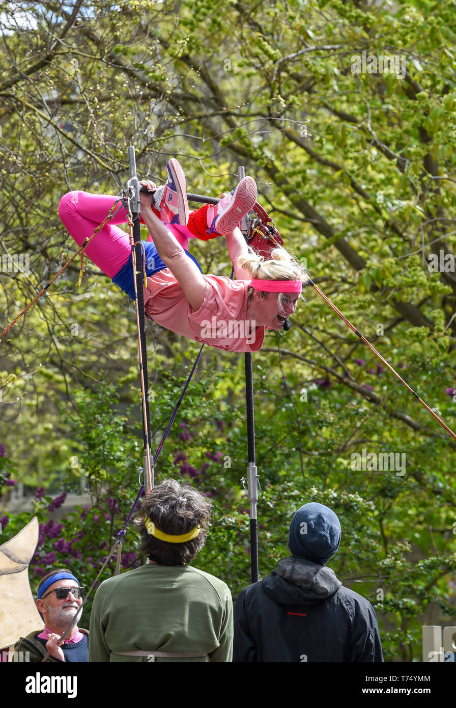 Brighton UK 4 mai 2019 - Mettre en place des productions à la foule à la Brighton Festival Fringe 'Streets of Brighton' événement dans le centre-ville le jour de l'ouverture. Crédit : Simon Dack / Alamy Live News Banque D'Images