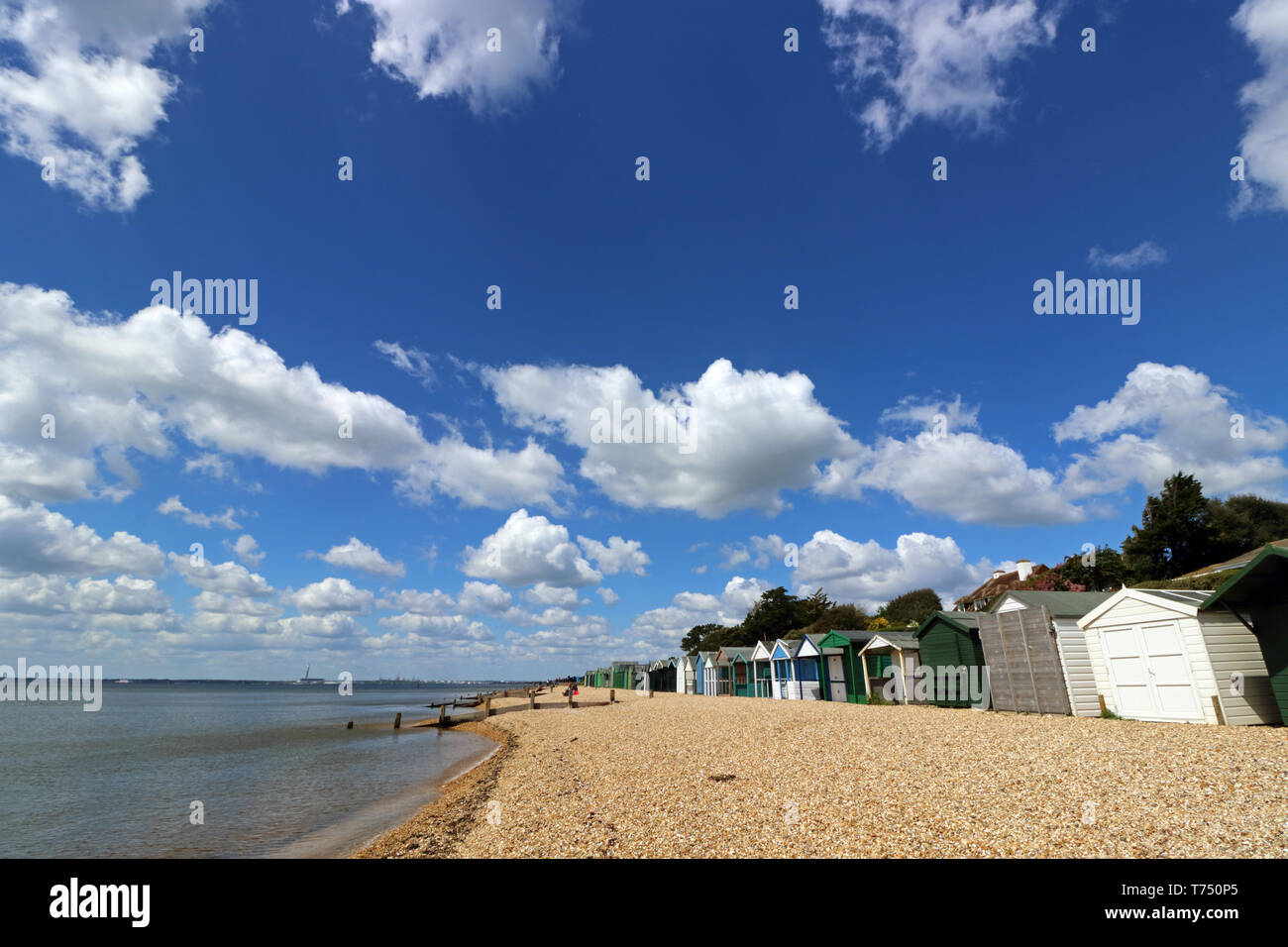 Lee-on-Solent, Hampshire, Royaume-Uni. 4 mai, 2019. Fluffy nuages dans un ciel bleu sur une amende mais chilly day à Lee-on-Solent, Hampshire. Credit : Julia Gavin/Alamy Live News Banque D'Images