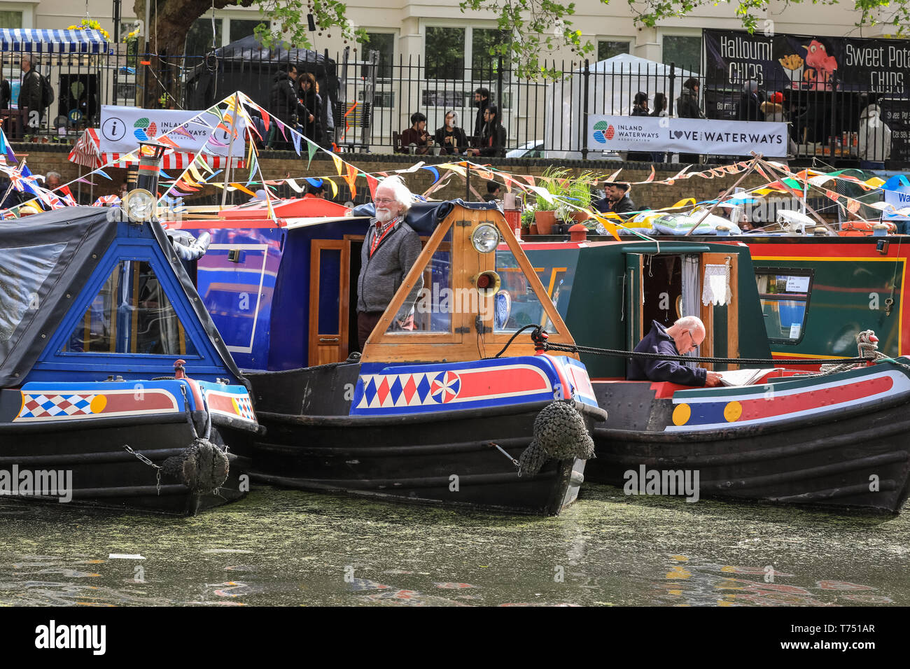 Londres, Royaume-Uni. 4 mai, 2019. Décorées narrowboats prendre part à l'IWA Canalway Cavalcade cérémonie d'ouverture du Festival du spectacle historique et le long de l'canalways et dans le bassin, comme les sympathiques propriétaires tous les participants et spectateurs de l'onde. Les fêtes populaires sont organisées par l'Association des voies navigables intérieures et s'exécutera 4-6th mai et comprendra plus de 100 bateaux cette année avec canal boat pageants, un voile parade, musique, spectacles et sports nautiques le long de la piscine et Grand Union Canal dans la petite Venise.Petite Venise, Londres, Royaume-Uni, le 4 mai 2019. Credit : Imageplotter/Alamy Live News Banque D'Images