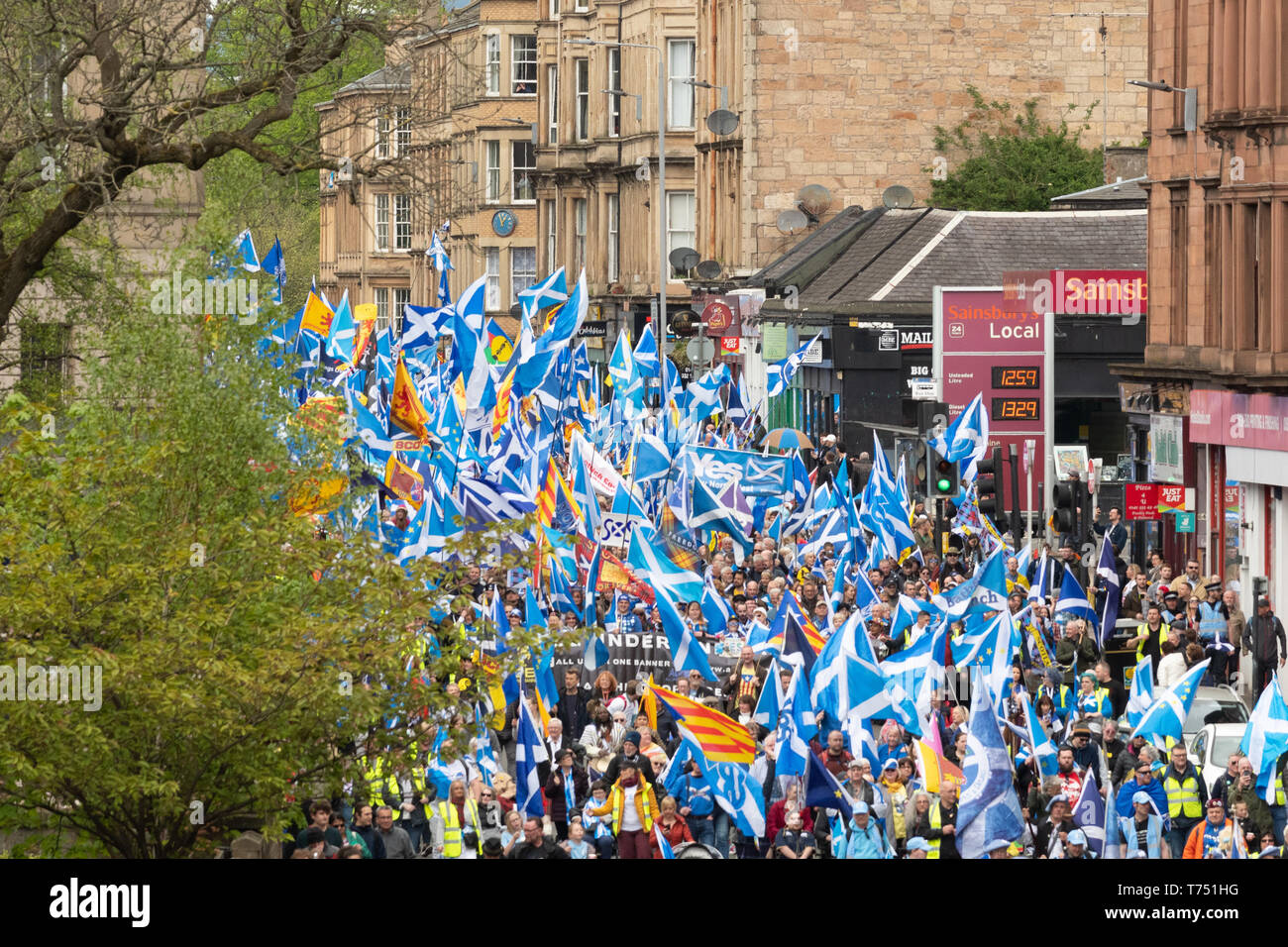 Glasgow, Ecosse, Royaume-Uni. 4 mai, 2019. Glasgow inondé de drapeaux sautoir en mars des milliers de manifestants en faveur de l'indépendance écossaise Crédit : Kay Roxby/Alamy Live News Banque D'Images