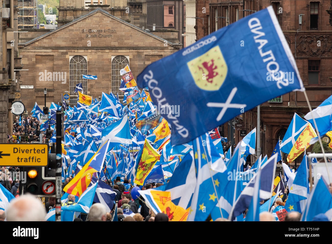 Glasgow, Ecosse, Royaume-Uni. 4 mai, 2019. Glasgow inondé de drapeaux sautoir en mars des milliers de manifestants en faveur de l'indépendance écossaise Crédit : Kay Roxby/Alamy Live News Banque D'Images