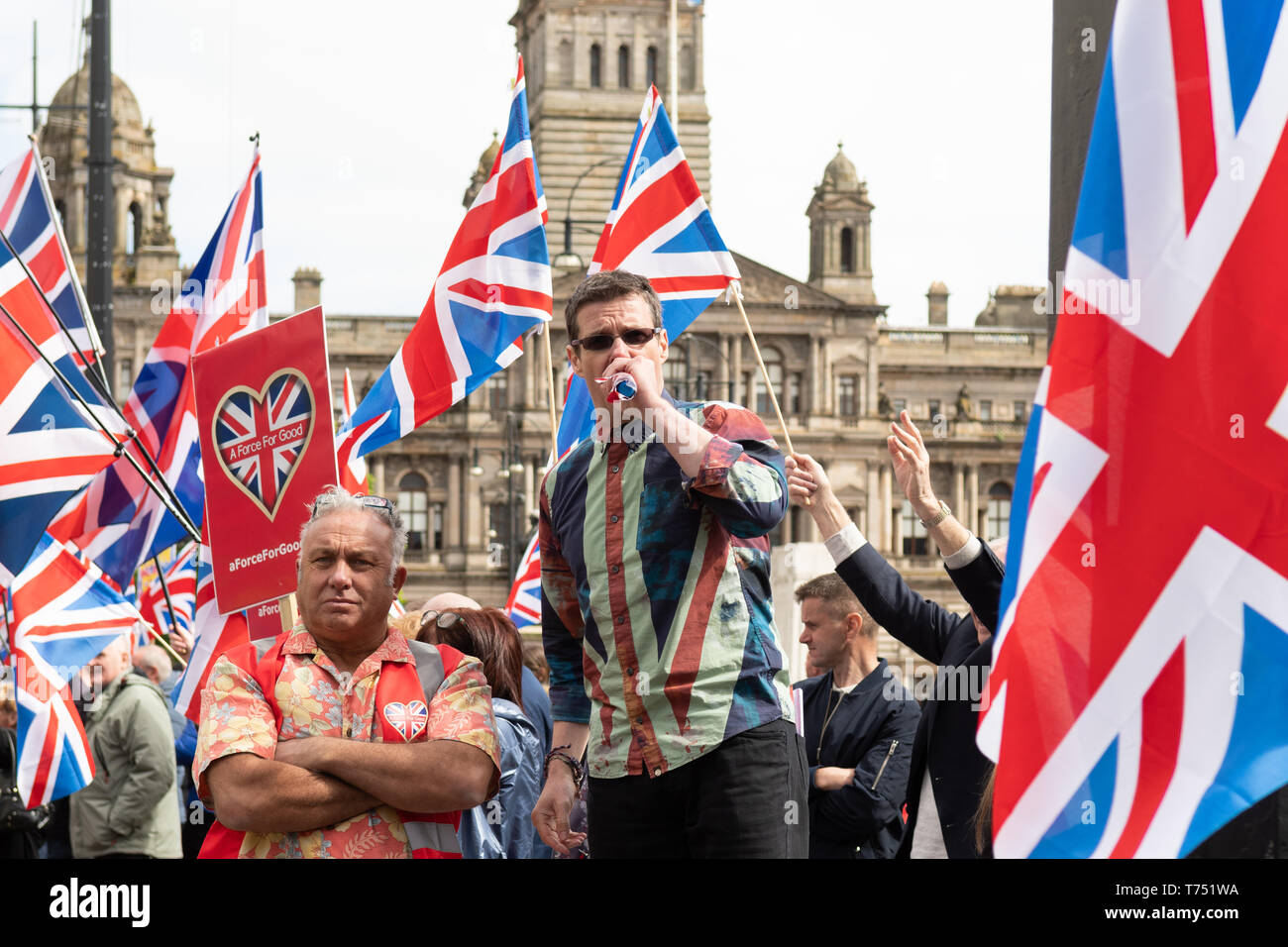 Glasgow, Ecosse, Royaume-Uni. 4 mai, 2019. Alistair McConnachie, fondateur d'une force pour le bien entouré par la parole dans l'Union Jacks George Square un jour de Glasgow a été inondé avec des drapeaux sautoir comme les milliers de manifestants mars à l'appui de l'indépendance écossaise Crédit : Kay Roxby/Alamy Live News Banque D'Images