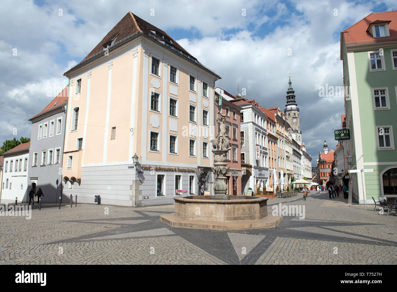 03 mai 2019, Saxe, Görlitz : La vue de la Obermarkt au Georgsbrunnen, dans l'arrière-plan le musée de Silésie (r). Photo : Sebastian Kahnert/dpa-Zentralbild/ZB Banque D'Images