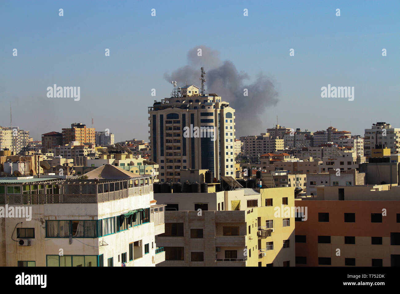 4 mai 2019 - La ville de Gaza, bande de Gaza, le 04 mai 2019. Des avions israéliens bombarder le site de Abu Jarad, appartenant au mouvement Hamas, dans le sud de la ville de Gaza. L'attaque fait partie des attaques aériennes israéliennes continues réalisées ce samedi dans la bande de Gaza, qui est venue en réponse à des douzaines de roquettes lancées depuis Gaza dans la matinée du samedi. Les Forces de défense israéliennes ont ciblé un certain nombre de sites militaires appartenant au Hamas ce samedi comme ils considèrent le mouvement palestinien responsable de tous les incidents qui ont lieu dans la nappe ou à venir de ce crédit (Image : © Ahmad/IMAGESL Hasaballah Banque D'Images