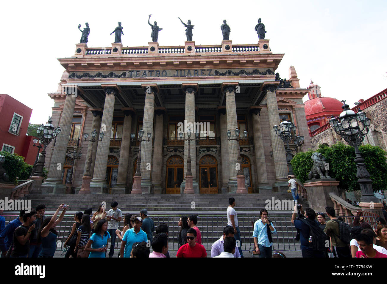 La ville de Guanajuato, Guanajuato, Mexique - 2019 : les touristes de prendre des photos en face de Teatro Juárez, un théâtre historique. Banque D'Images