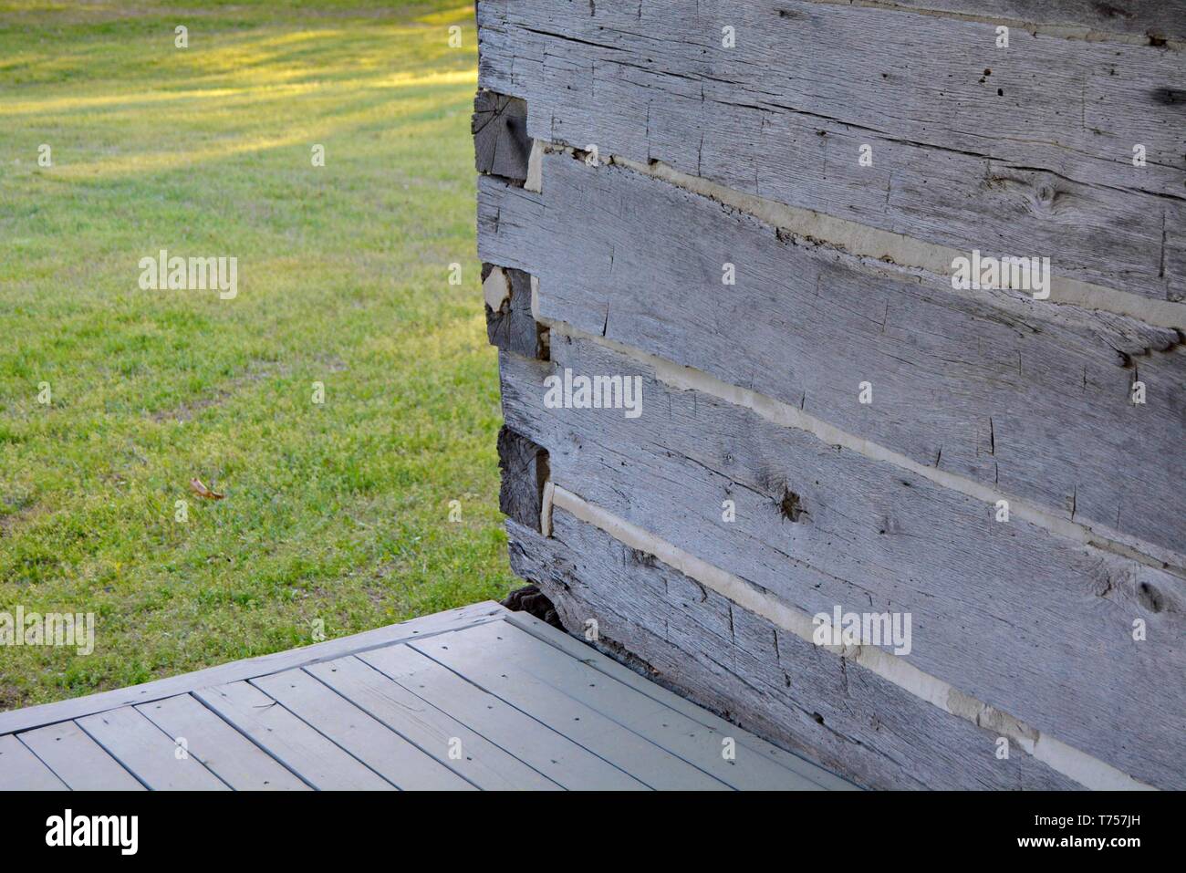 Old Grey Log Cabin avec Boucher Banque D'Images