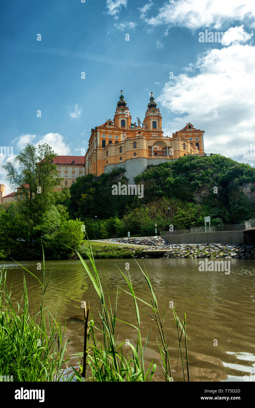 Belle vue sur Stift Melk (Abbaye de Melk)dans la Wachau, situé sur le Danube Banque D'Images Belle vue sur Stift Melk (Abbaye de Melk)dans la Wachau, situé sur le Danube Banque D'Images