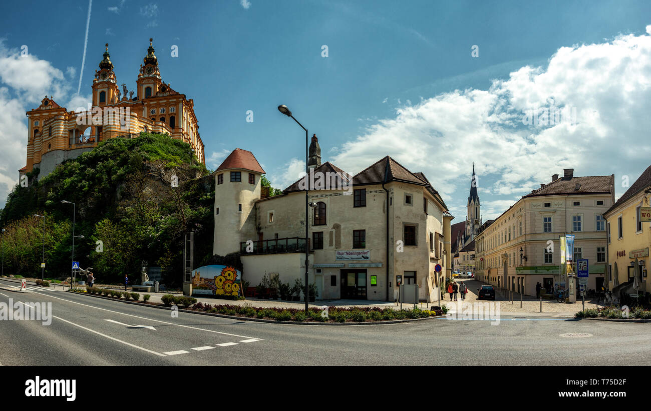 Belle vue sur Stift Melk (Abbaye de Melk)dans la Wachau, situé sur le Danube Banque D'Images Belle vue sur Stift Melk (Abbaye de Melk)dans la Wachau, situé sur le Danube Banque D'Images