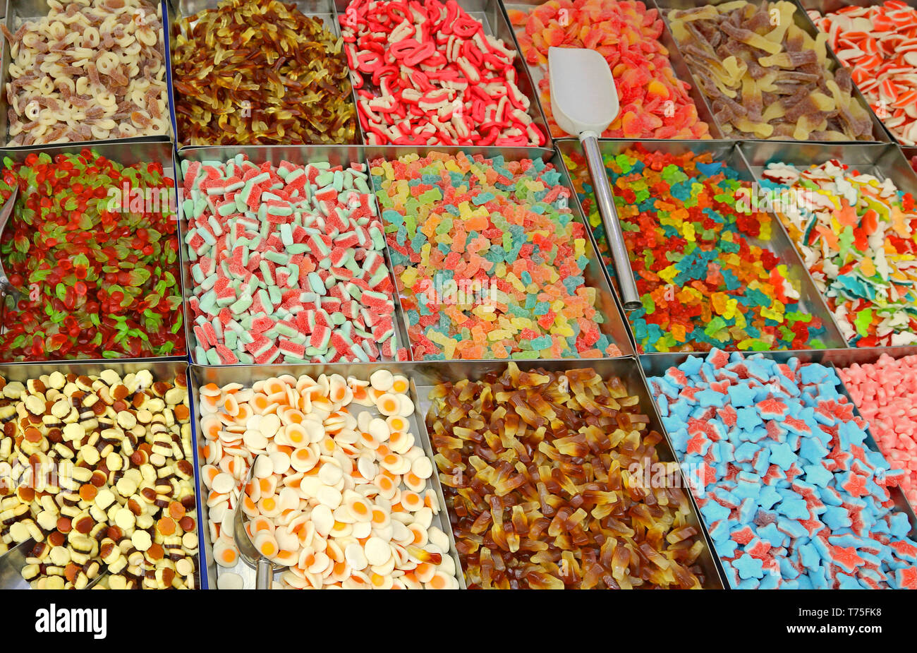 De nombreuses couleurs sucrées bonbons en vente dans le magasin de bonbons Banque D'Images
