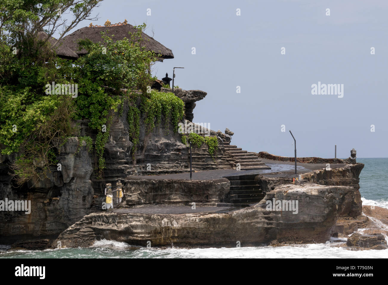 Le temple de Tanah Lot sur la côte ouest de Bali à pleine marée basse Banque D'Images