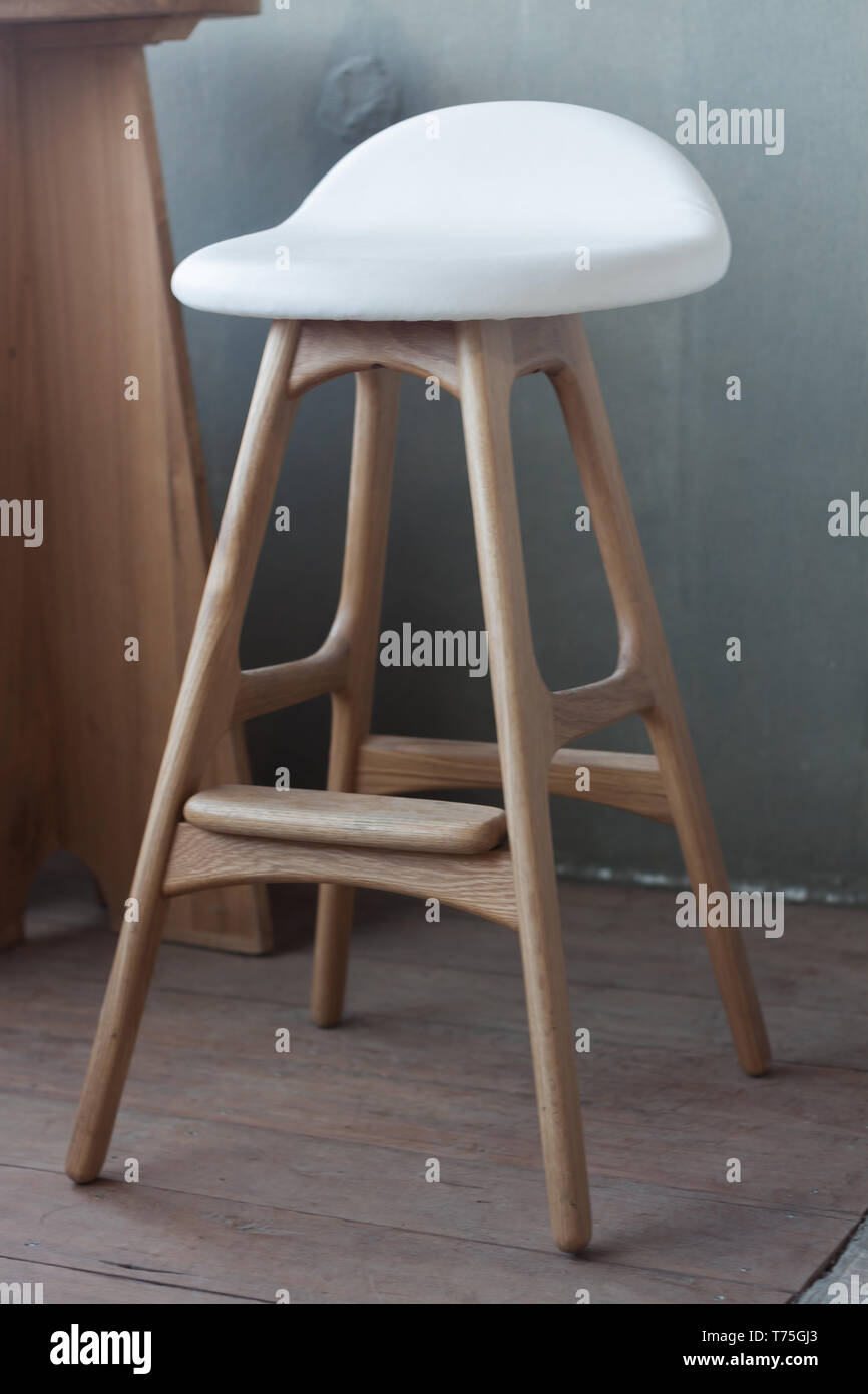 Chaises élégantes avec arrière-plan de béton vide, stock photo Banque D'Images