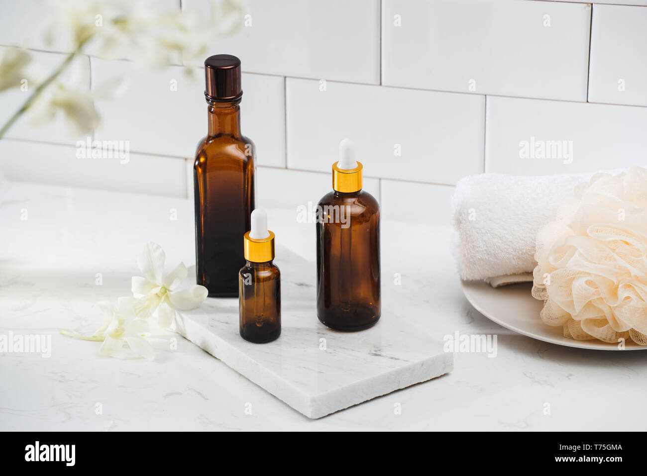 Différents flacons cosmétiques isolated on white Banque D'Images