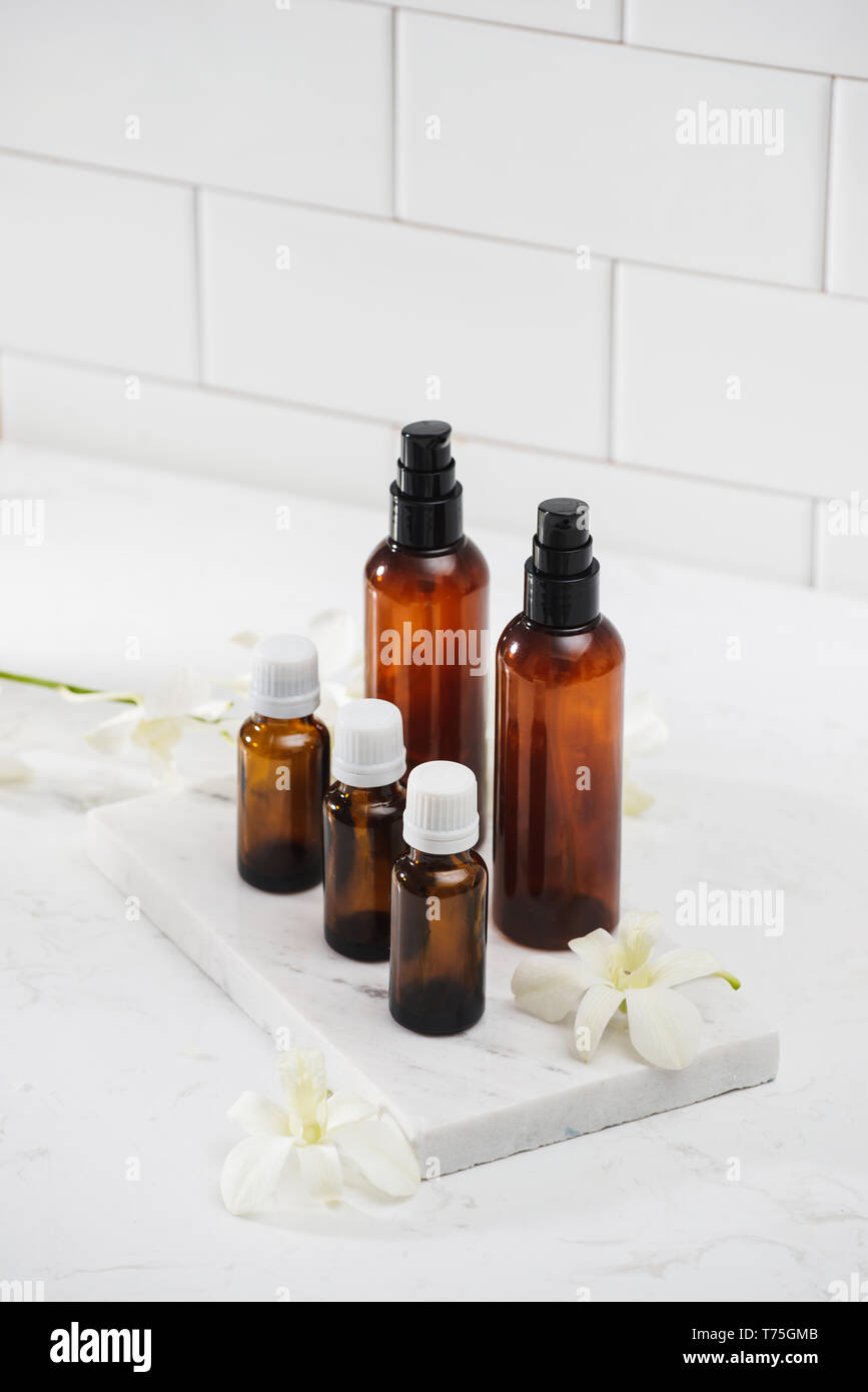 Différents flacons cosmétiques isolated on white Banque D'Images