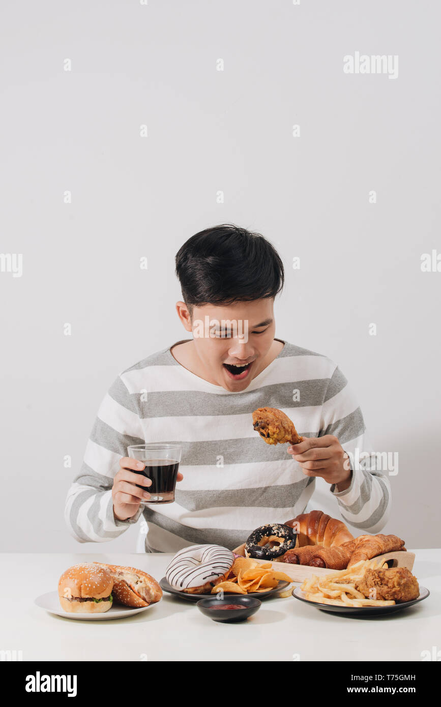 Les gens de manger fast food concept main tenant poulet frit boisson gazeuse Banque D'Images