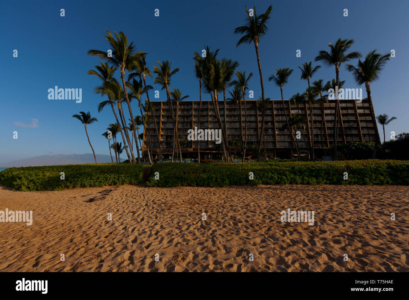 Situé sur la rive sud-ouest de Maui, le mana Kai Maui Resort se trouve sur la plage avec chaque chambre ayant un océan, coucher de soleil sur cette belle journée. Banque D'Images