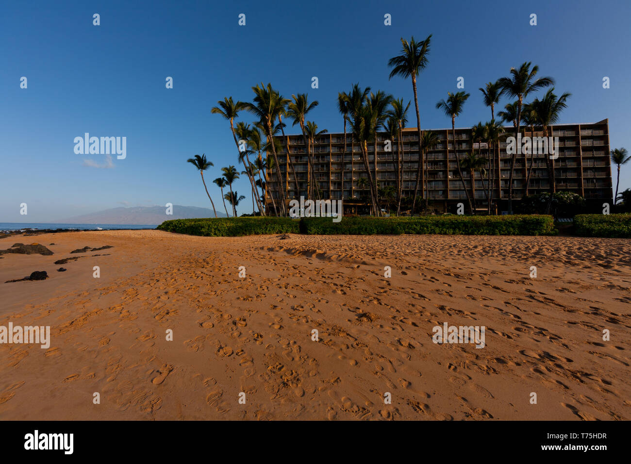 Situé sur la rive sud-ouest de Maui, le mana Kai Maui Resort se trouve sur la plage avec chaque chambre ayant un océan, coucher de soleil sur cette belle journée. Banque D'Images