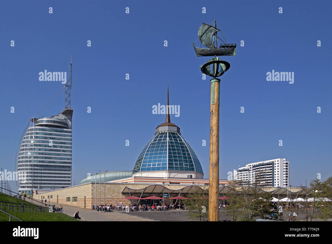 ATLANTIC Hotel Sail City, sailing ship memorial et Mediterraneo, Bremerhaven, Brême, Allemagne Banque D'Images