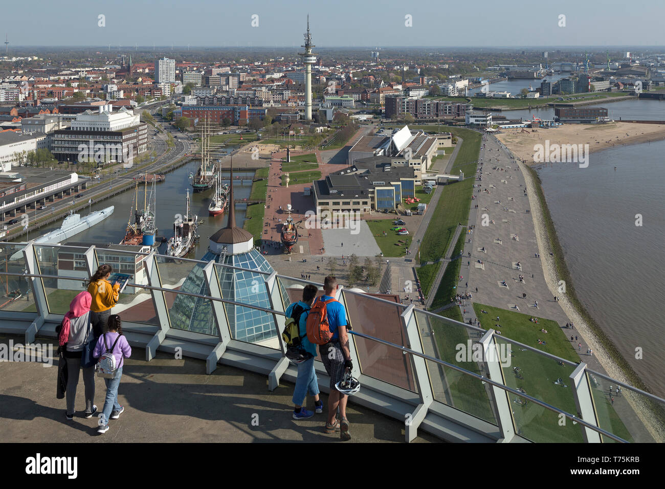 Vue sur le Vieux Port de la plate-forme d'observation de l'ATLANTIC Hotel Sail City, Bremerhaven, Brême, Allemagne Banque D'Images