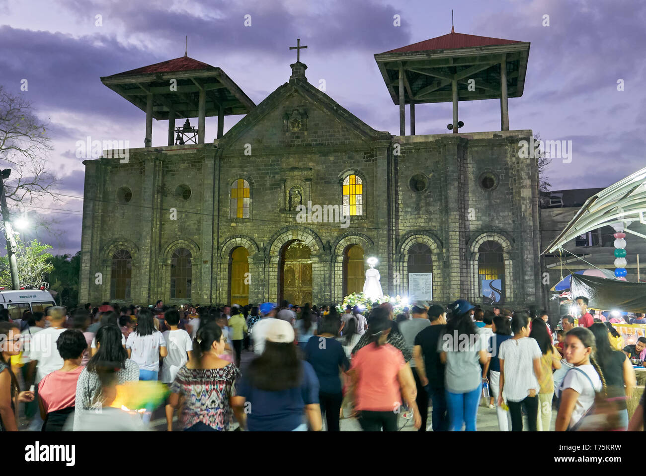 Leon, Iloilo, Philippines : procession de Pâques au coucher du soleil avec la réalisation de statues autour de l'église Sainte Catherine d'Alexandrie Banque D'Images