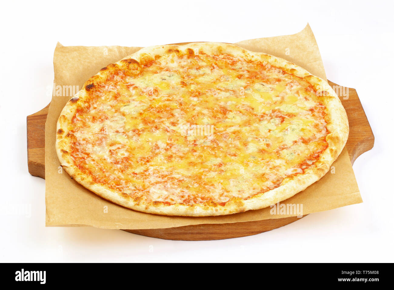 Hot big pizza au pepperoni pizza savoureuse composition avec bacon jambon fromage fusion tomates paprika fumée vapeur sur fond blanc Banque D'Images