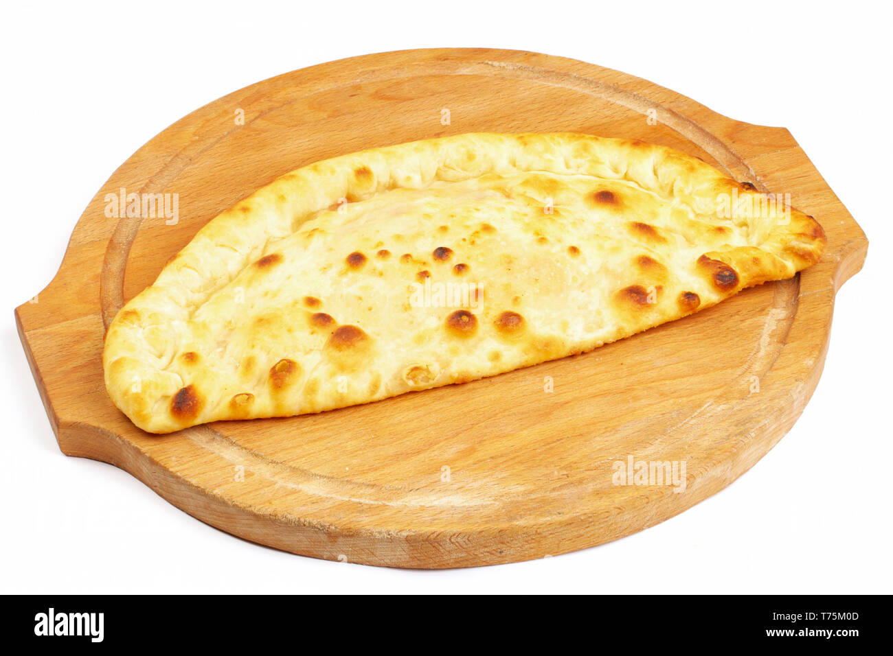 Hot big pizza au pepperoni pizza savoureuse composition avec bacon jambon fromage fusion tomates paprika fumée vapeur sur fond blanc Banque D'Images