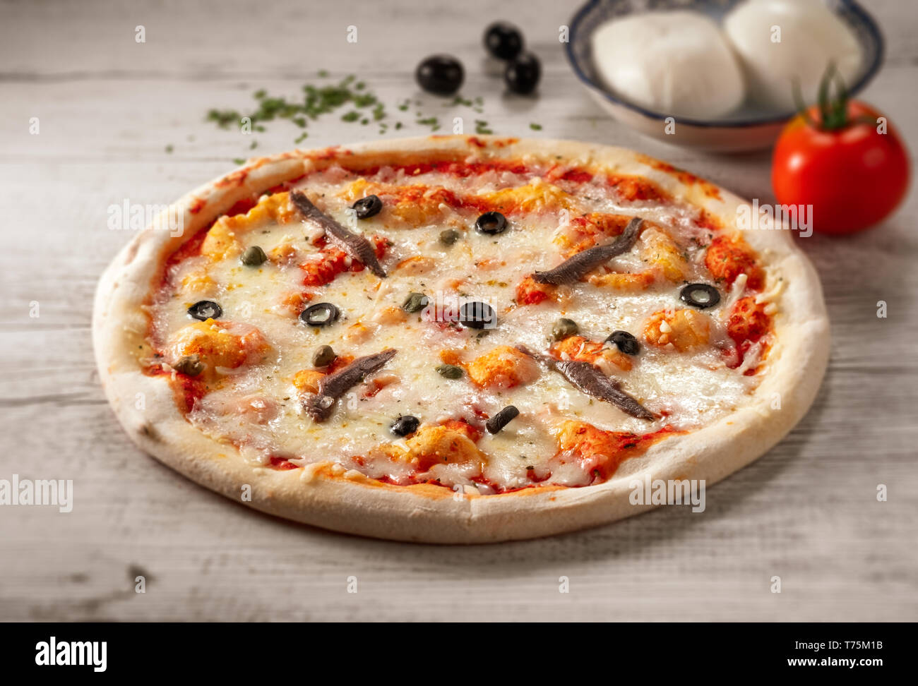 Hot big pizza au pepperoni pizza savoureuse composition avec bacon jambon fromage fusion tomates paprika fumée vapeur sur fond noir Banque D'Images