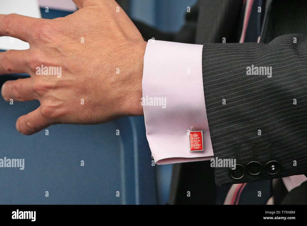 Nigel Farage sports 'Keep calm and Carry' boutons de manchette lors d'un rassemblement du Parti du Brexit à Mill Farm sports Village, Wesham, Lancashire. Banque D'Images