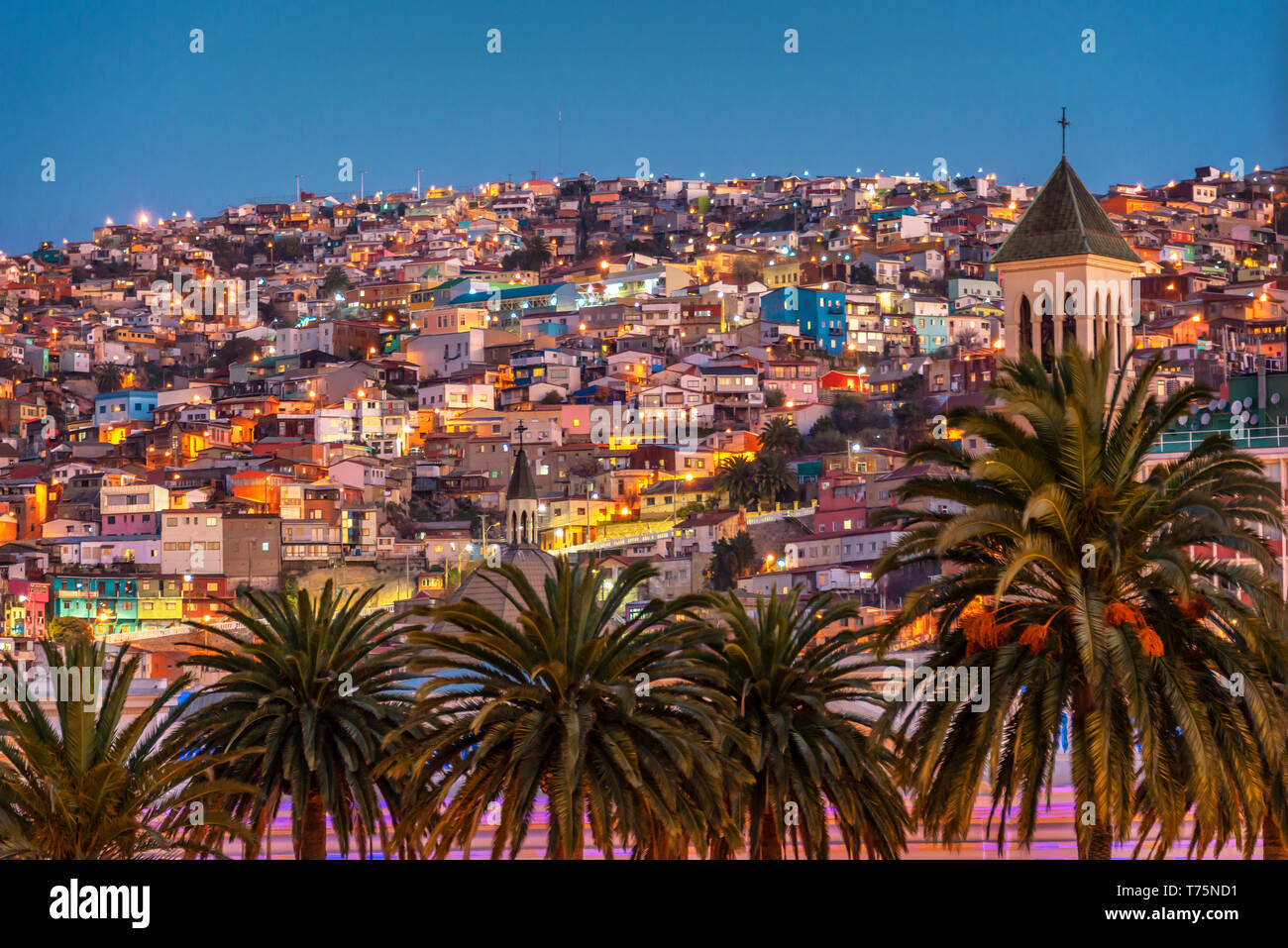 Maisons colorées illuminée la nuit sur une colline de Valparaiso, Chili Banque D'Images