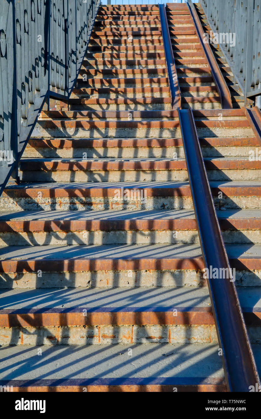 Escalier en fer forgé fonte dans le parc de la ville. Fer forgé , main courante classique. Banque D'Images