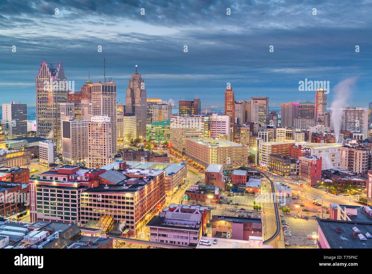 Detroit, Michigan, USA sur le centre-ville d'en haut au crépuscule. Banque D'Images