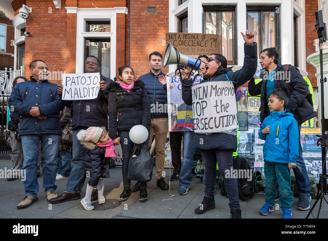'Gratuitement' Julian Assange en dehors des veillées protestataires de poursuivre l'ambassade d'Equateur à Knightsbridge le jour de son expulsion forcée. Londres, Royaume-Uni. Banque D'Images