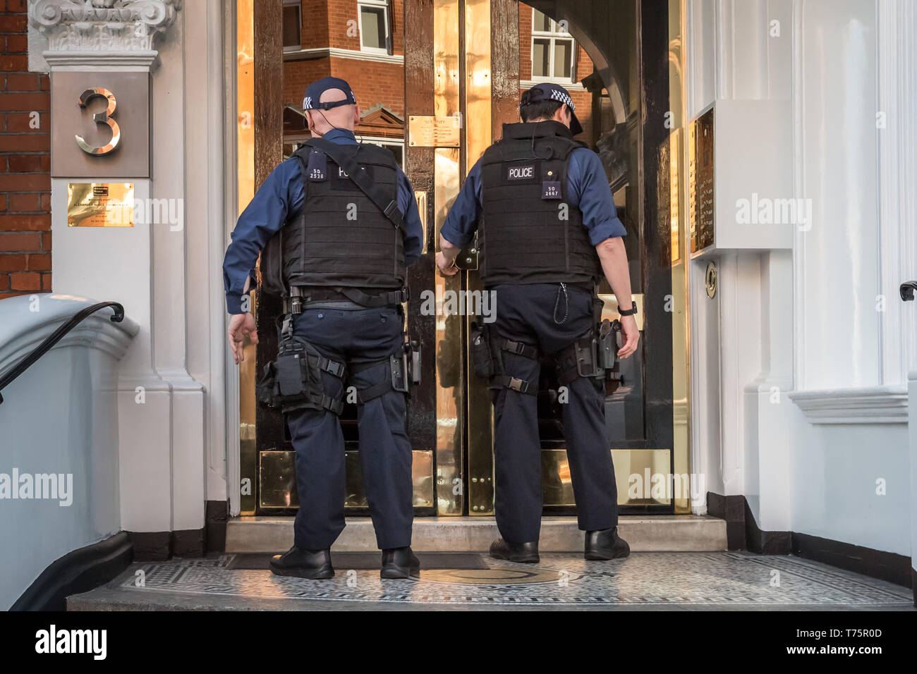 La police a rencontré sont vus entrer dans l'ambassade d'Equateur à Knightsbridge le jour de Julian Assange's l'expulsion et l'arrestation. Londres, Royaume-Uni. Banque D'Images